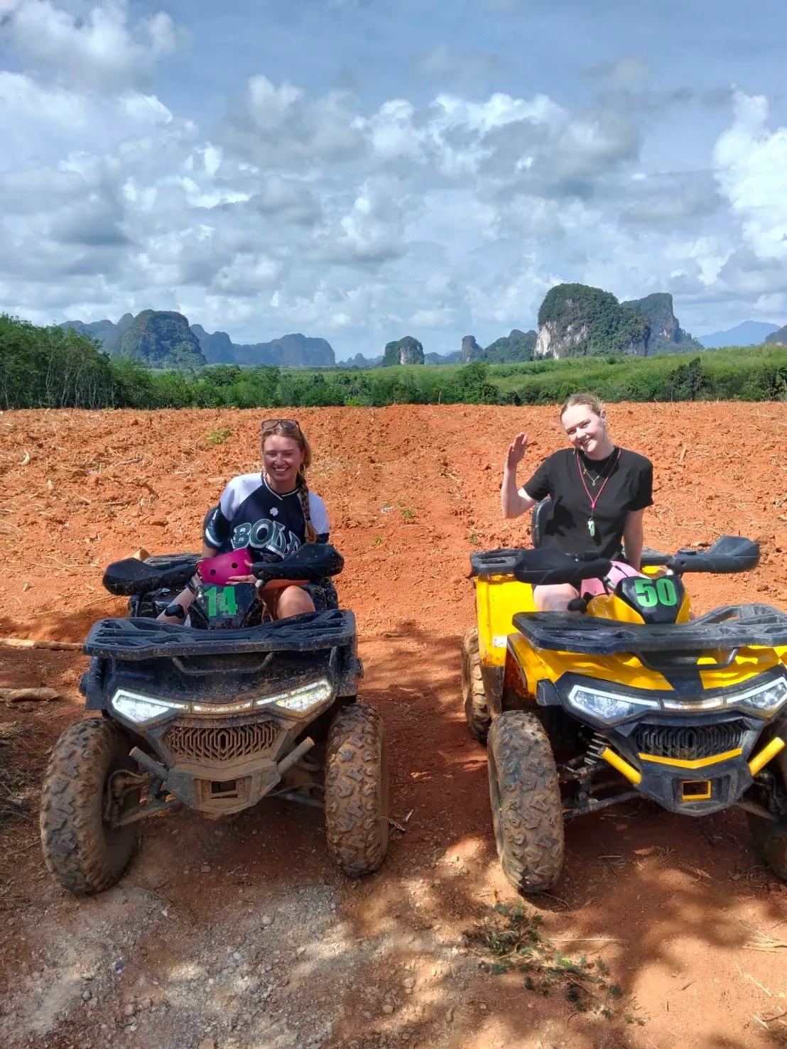 นักท่องเที่ยวขับ ATV วิวภูเขาหินปูน
